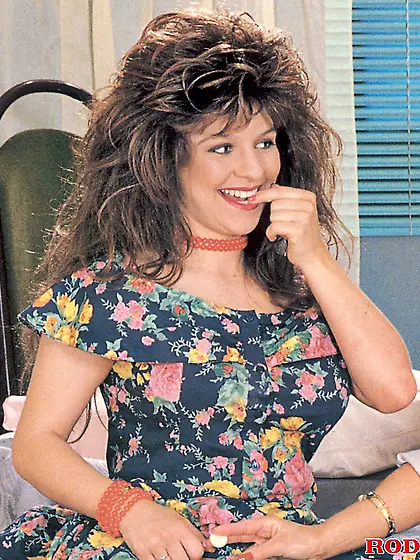 Retro lesbians enjoy kissing