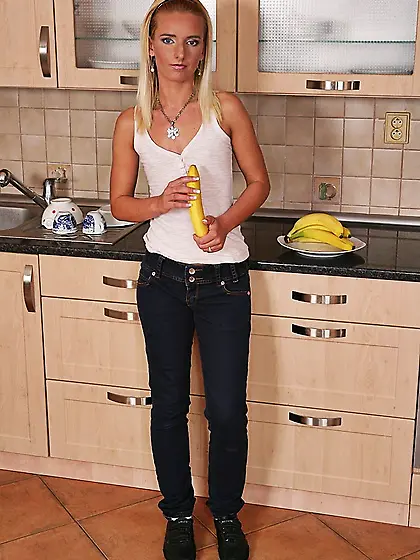 Having eaten the banana this cute blonde teen Promesita decided