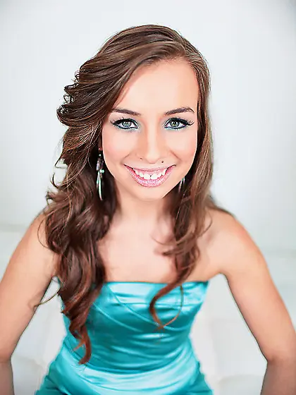 Gorgeous teen cock sucker