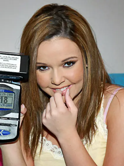 Peeling off her sexy lingerie teen cutie Emma Heart gets mouth a