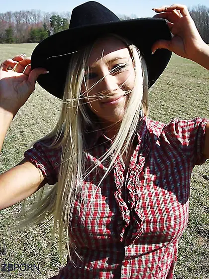 GALS AROUND THE WORLD - Ash-Blonde Hotty