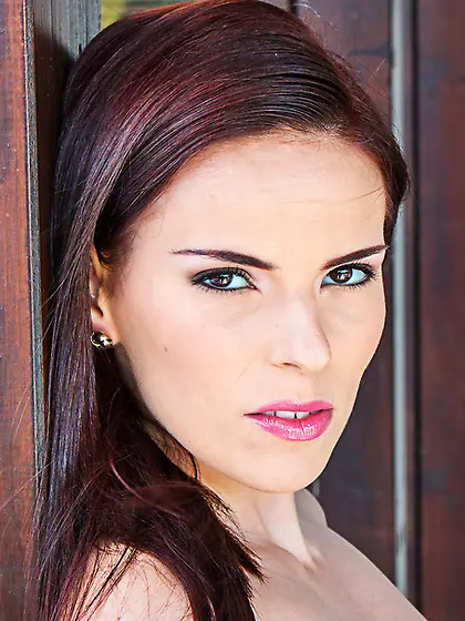 Fierce brunette babe shows