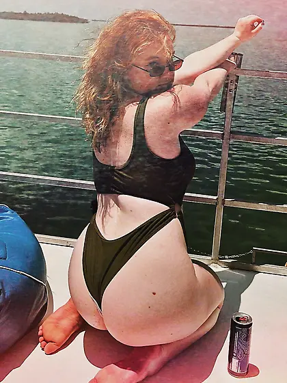 Thick PAWG slut Anna craves male attention