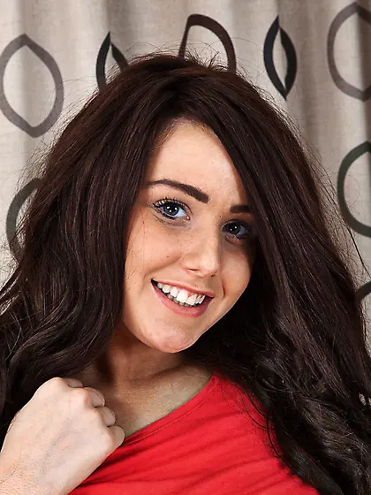 Bodacious teen gets rid of her clothes to flaunt her wet holes