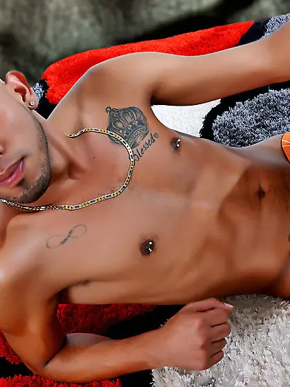 Latin gay damiancutexx striptease
