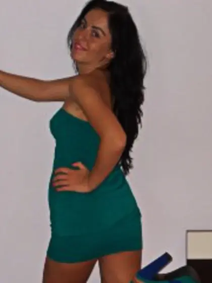 Brunette allisyasunshine perform dancing