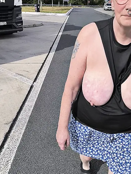 Titten zeigen auf dem Rastplatz