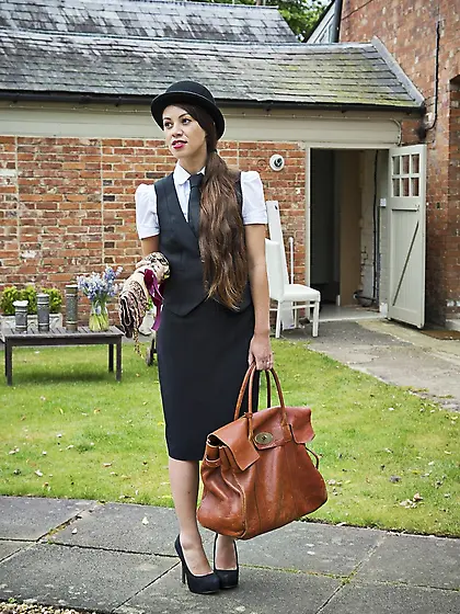 Great British MILF Ava Austen and French Tiffany Doll do their p