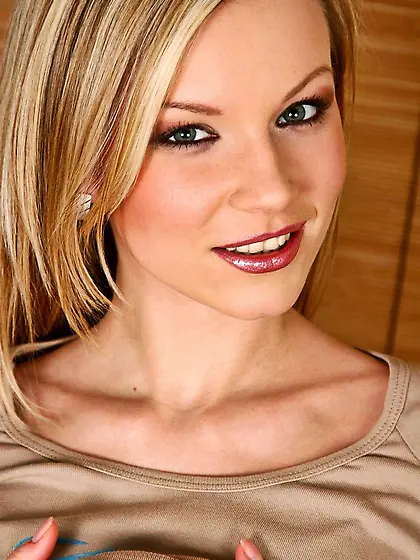 Smudgy scene with Jana K stripping her shorts and taking blue di