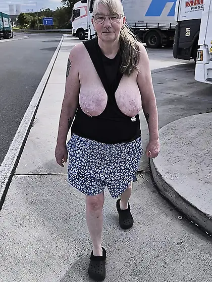 Titten zeigen auf dem Rastplatz