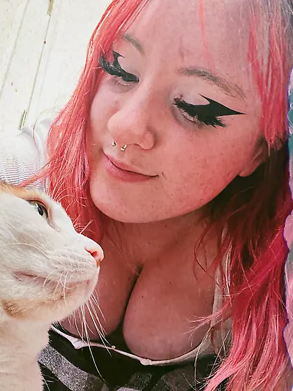 Thick PAWG slut Anna craves male attention