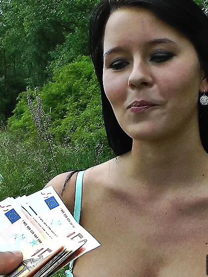 Mia Manarote goes on a picnic with a dude and gets her pussy stu