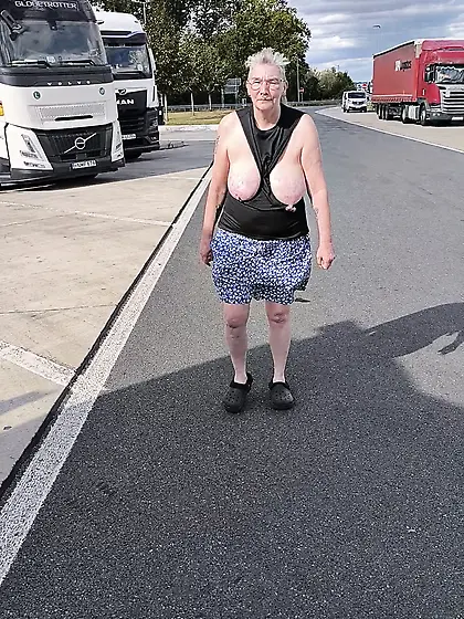 Titten zeigen auf dem Rastplatz