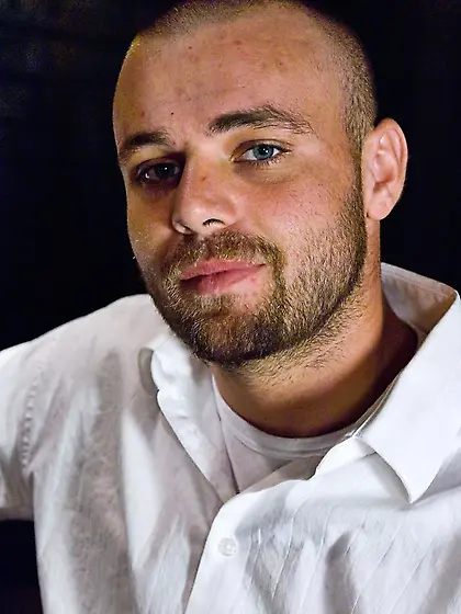 T-girl loses yellow top