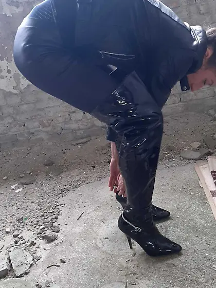 Domina Milli waithing ponyboy slave!!!