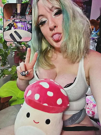 Thick PAWG slut Anna craves male attention