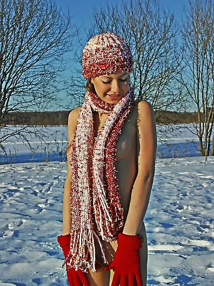 Crazy with lust stripper performs nude show in middle of the sno