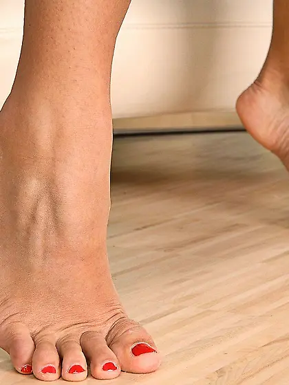 Leggy stunner Melisa shows off her wonderful feet and fingers he