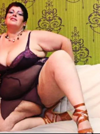 Brunette misstanya perform anal