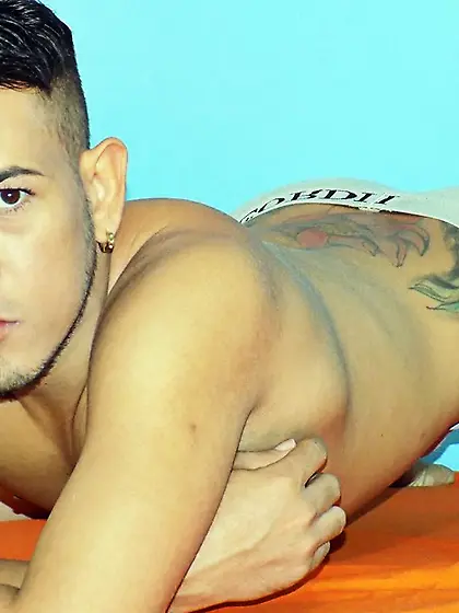 Latin gay XCHIRSTOPHERX like to snapshot