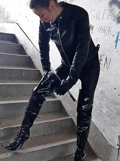 Domina Milli waithing ponyboy slave!!!