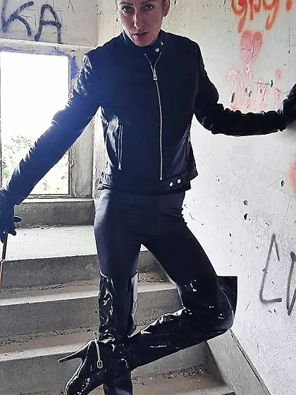 Domina Milli waithing ponyboy slave!!!