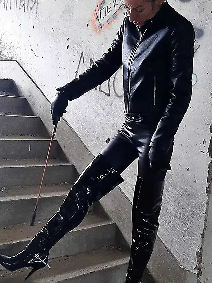 Domina Milli waithing ponyboy slave!!!