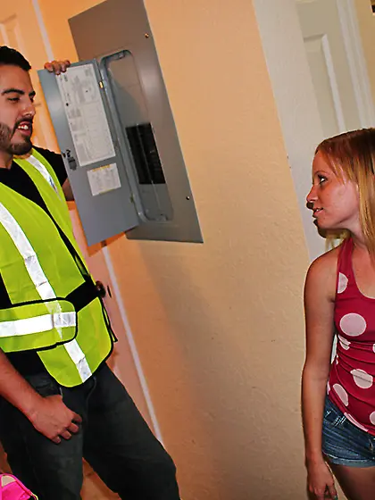 Long haired chippy Alyssa Hart is looking in camera and wanking