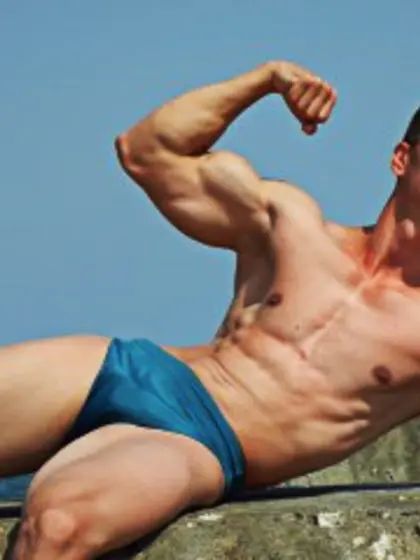 Brunette sexymuscled perform close