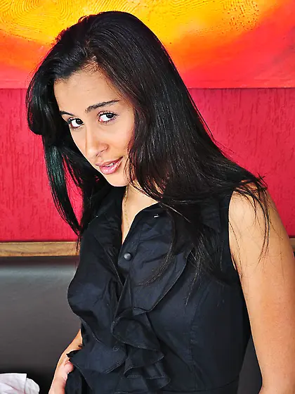 Bubble butt Bianca Lopes solo tease with pretty face