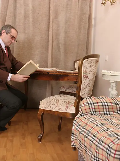 Dark haired wench Nelly