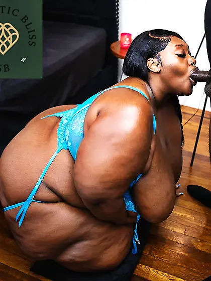 Pretty SSBBW Sucks Dick