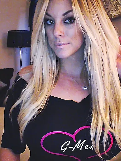 Sultry chick with big naked boobs Xo Gisele is waving her horny