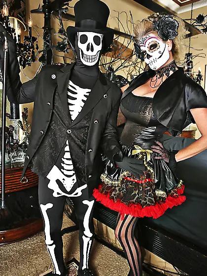 Day of the Dead-style sex session with the hottest-looking Calav
