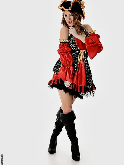 Hottest costumed doll Viola Virtuagirl bares off the bottom and