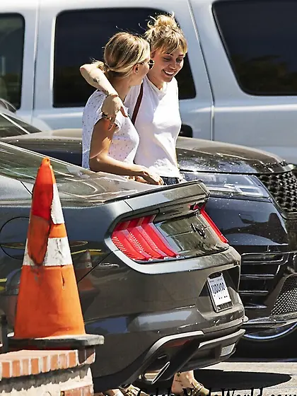 Miley Cyrus & Kaitlynn Carter Braless