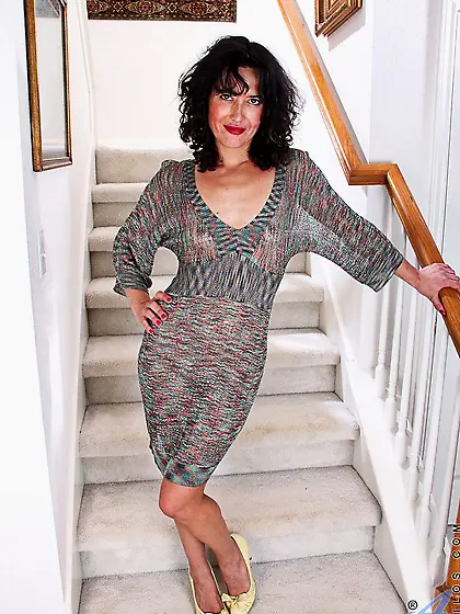 Brunette milf Penelope Anilos is on the stairs with fingers deep