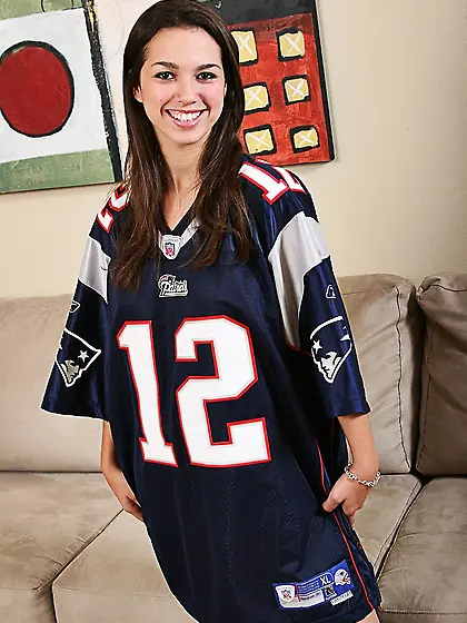 Courtney James has fun with pretty small dildo after losing her