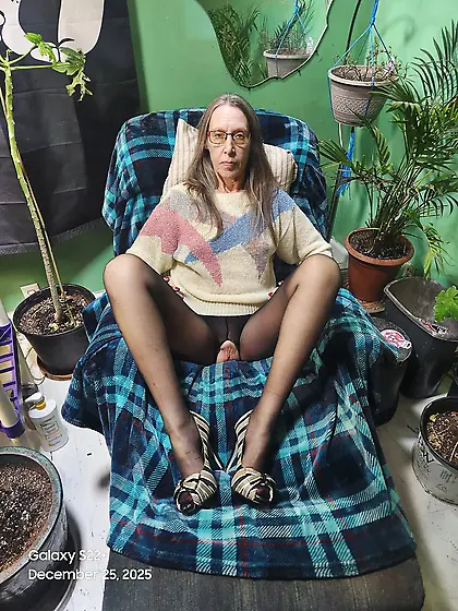 Goode Girl shows off pussy and nylons and high heels