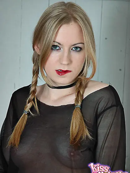 Hot blonde gothic girl Kiss Kristin takes off her skirt and teas