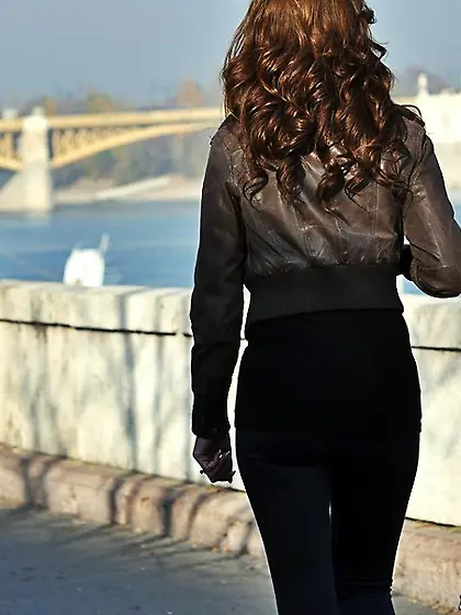 Brunette lara latex mugur