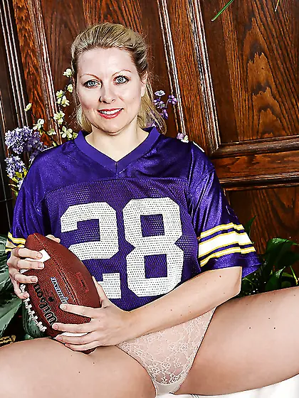 American saggy big tit milf masturbation