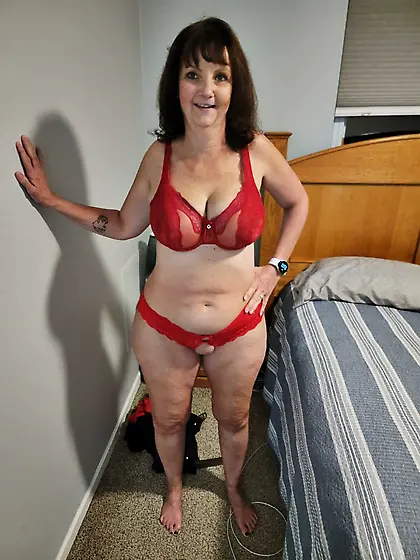 Exhibitionist Mature Milf Wife Shows All