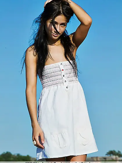 The enticing brunette chick Malina A decided to pose naked on a