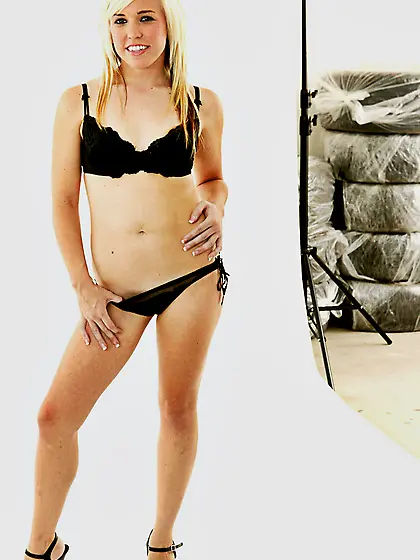 Blonde milf Jessica Steele???s tight mouth lets the big cock dis