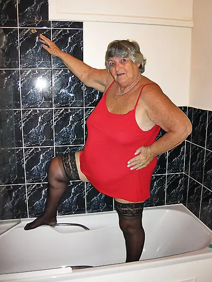 Lusty babe turns shower