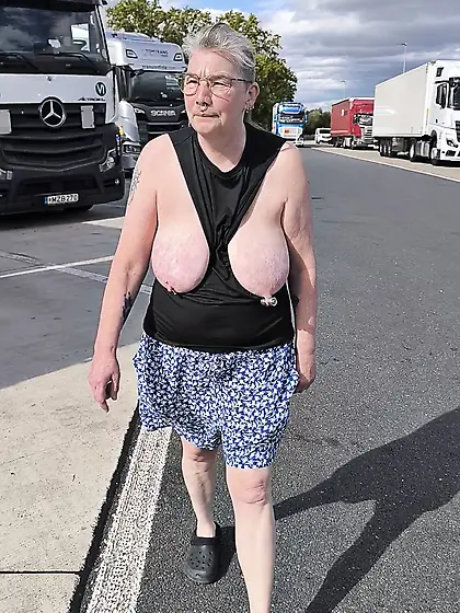 Titten zeigen auf dem Rastplatz