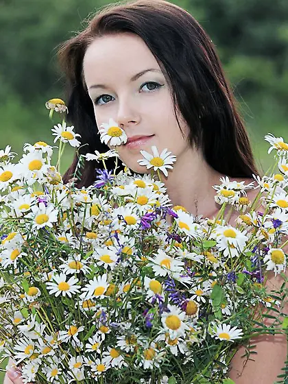 Brunette nudist picking flowers and showing her perfect slit Vid