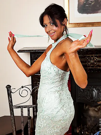 Skinny ebony white dress