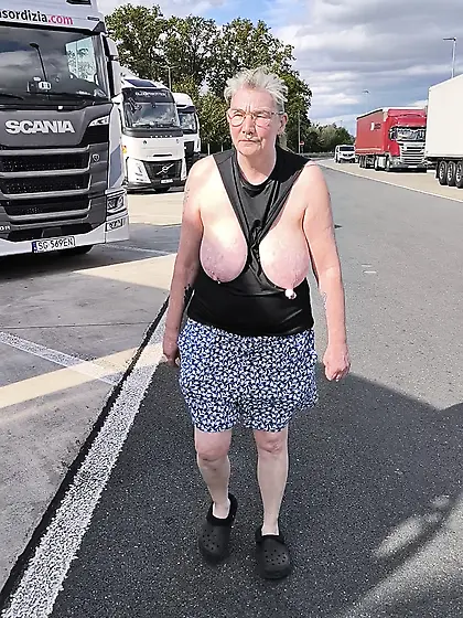 Titten zeigen auf dem Rastplatz